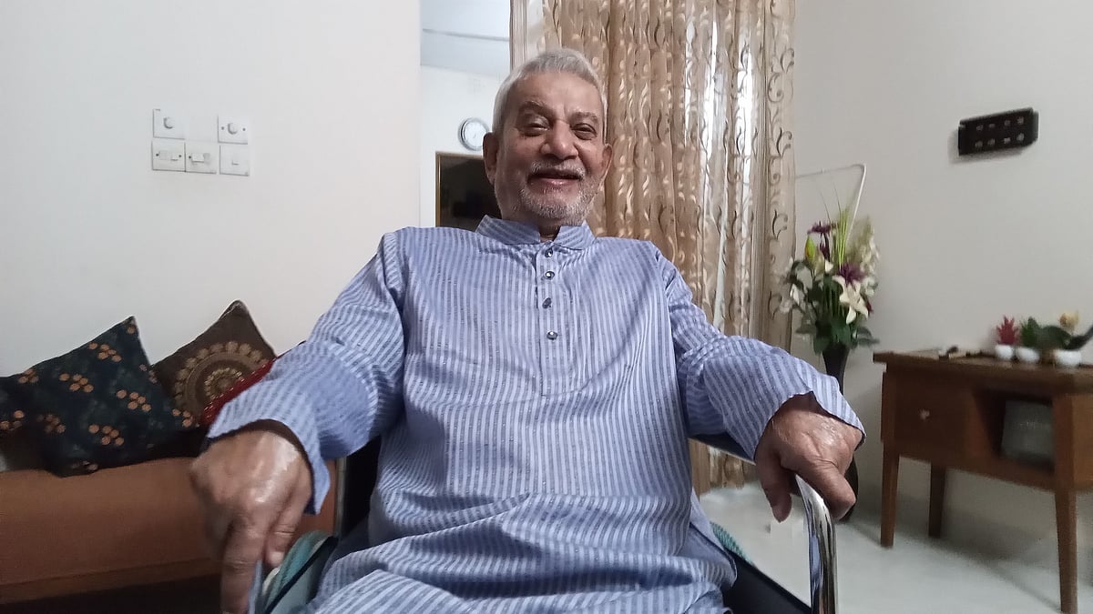 এখানে প্রবীর মিত্র থাকেন...