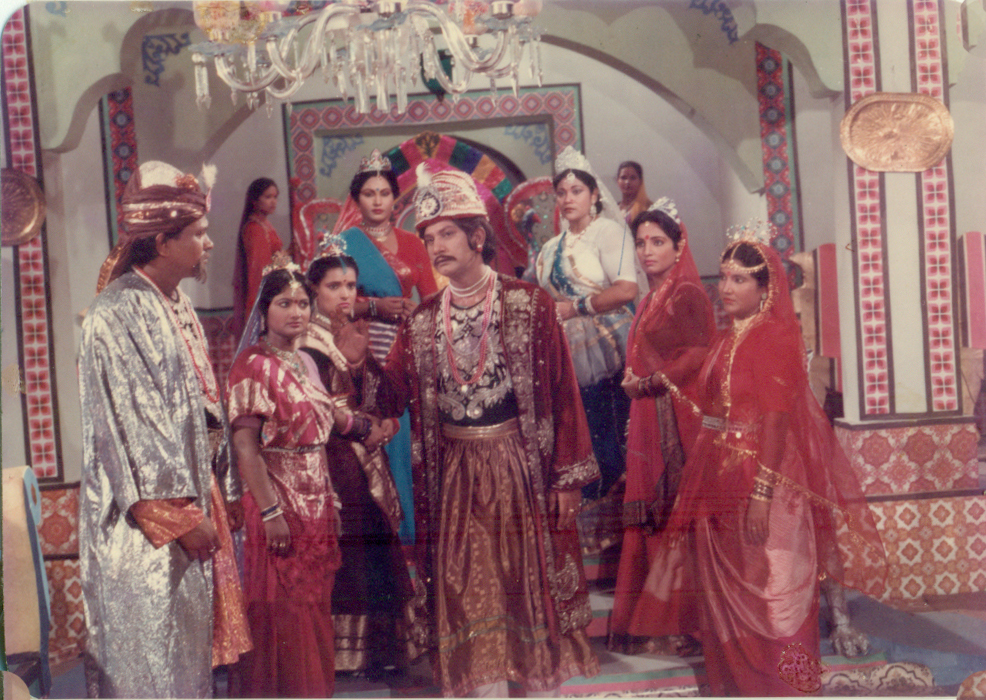 Probir Mitra, Dilara, and Sushoma in Rongin Sat Bhai Chompa (1987)