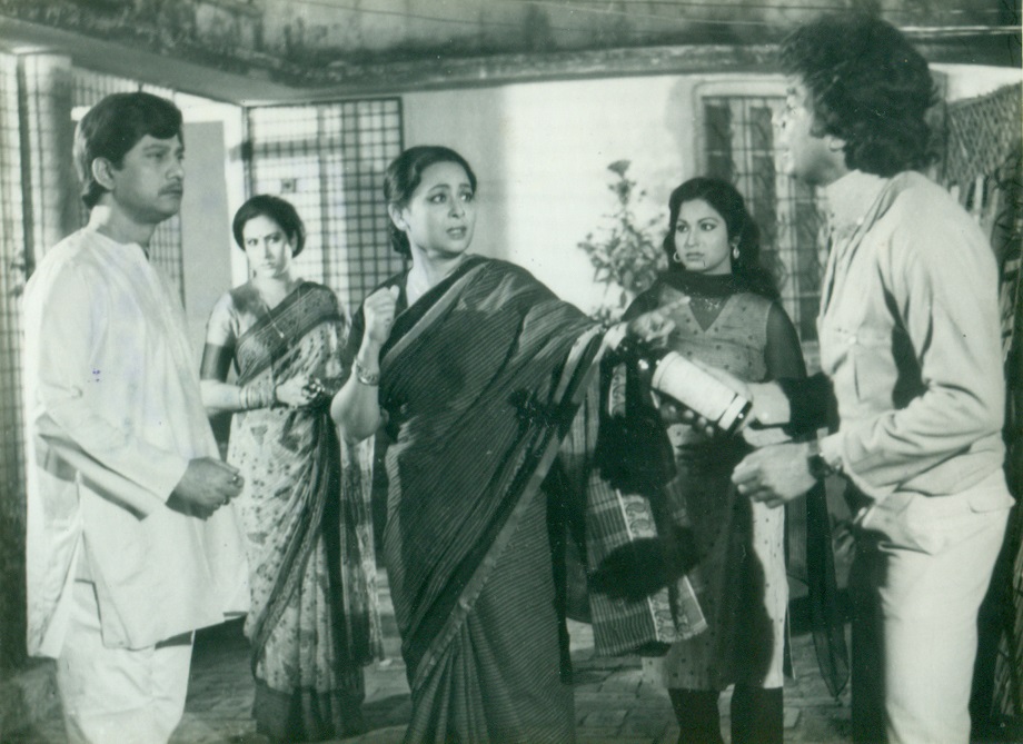 Champa, Probir Mitra, Sharmili Ahmed, and Zafar Iqbal in Abishkar (1989)